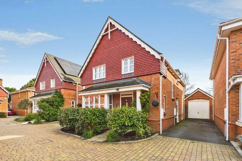 4 bedroom detached house for sale, Fivens Place, Horsham RH12