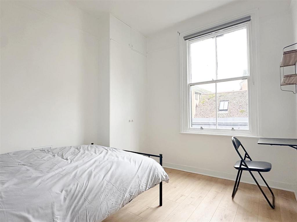 Bedroom 1 (2).JPG