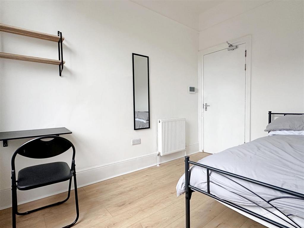 Bedroom 1 (1).JPG