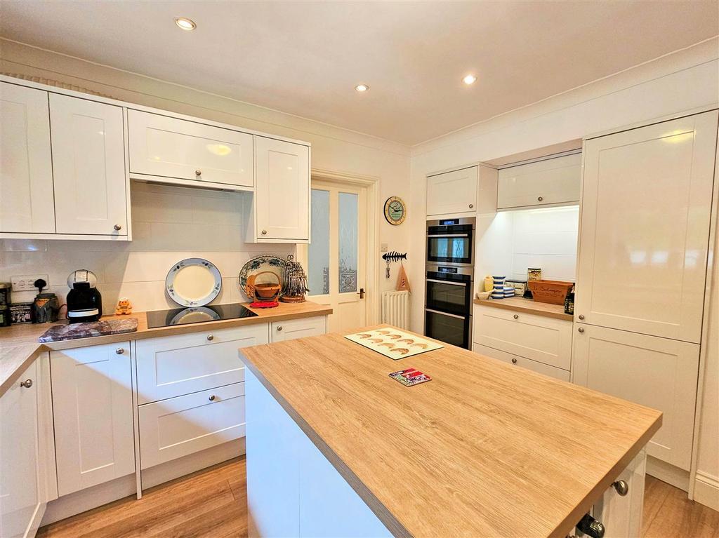 Kitchen 2 .jpg