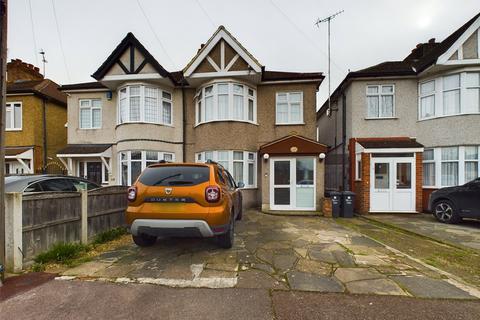 3 bedroom semi-detached house to rent, Gorseway, Romford RM7