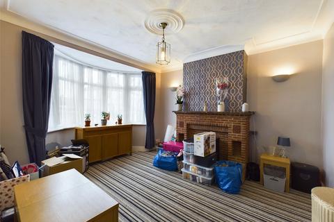 3 bedroom semi-detached house to rent, Gorseway, Romford RM7