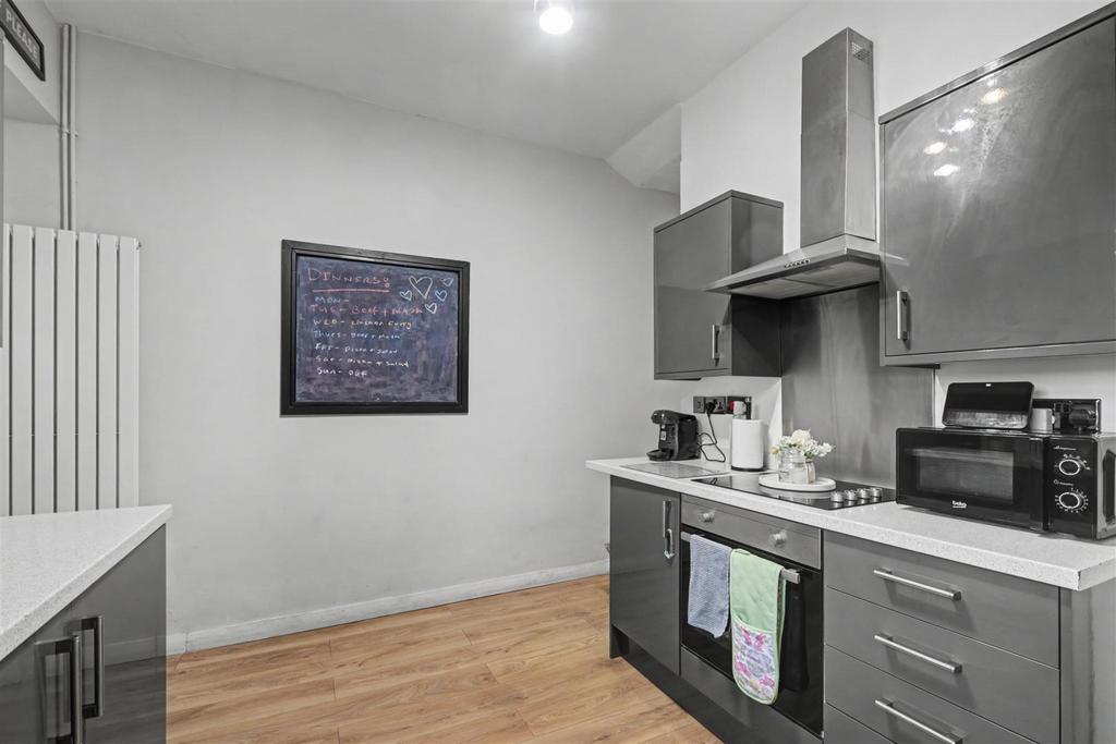 Kitchen 2.jpeg