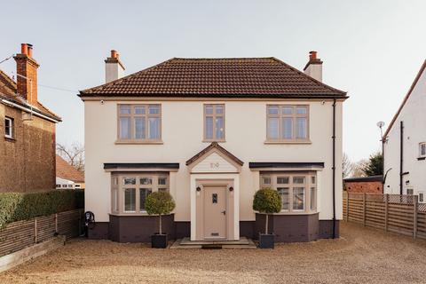 4 bedroom detached house for sale, Beautifully Remodelled Double Bay-Fronted Family Home in King's Lynn