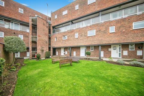 2 bedroom flat for sale, The Gables, Harwich