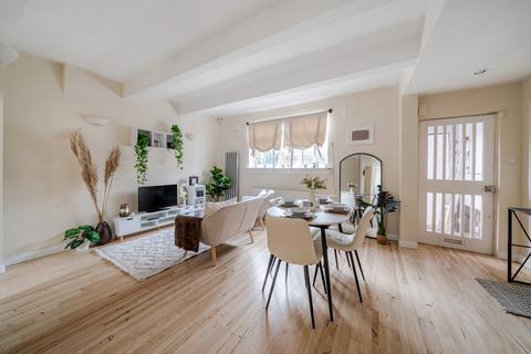 2 bedroom flat for sale, Clapham Manor Street, Clapham, London, SW4