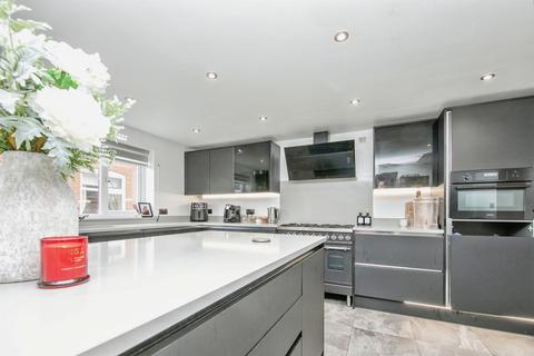 5 bedroom detached house for sale, Ipswich Road, Colchester