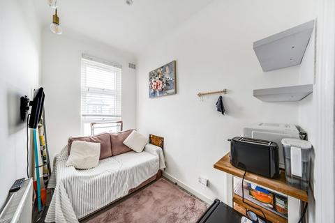 1 bedroom in a house share to rent, Ardfillan Road London SE6