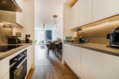 1 bedroom flat for sale, Quayle Crescent, London