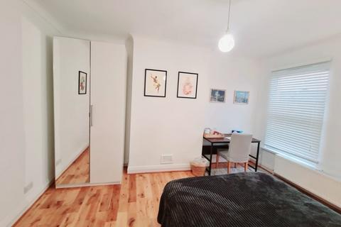 1 bedroom in a house share to rent, Ardfillan Road London SE6
