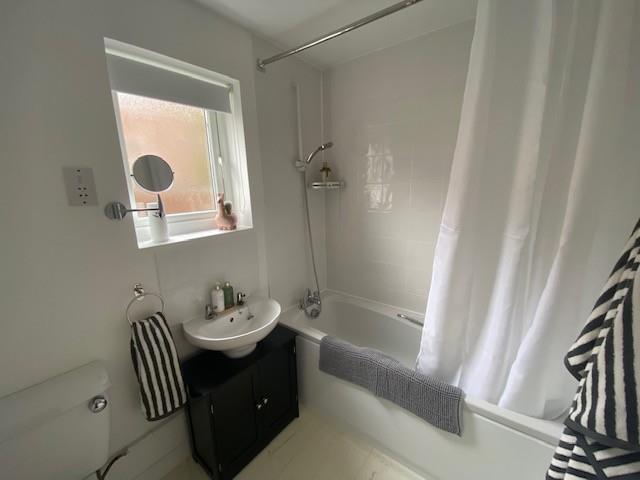 11 saskia bathroom.JPG