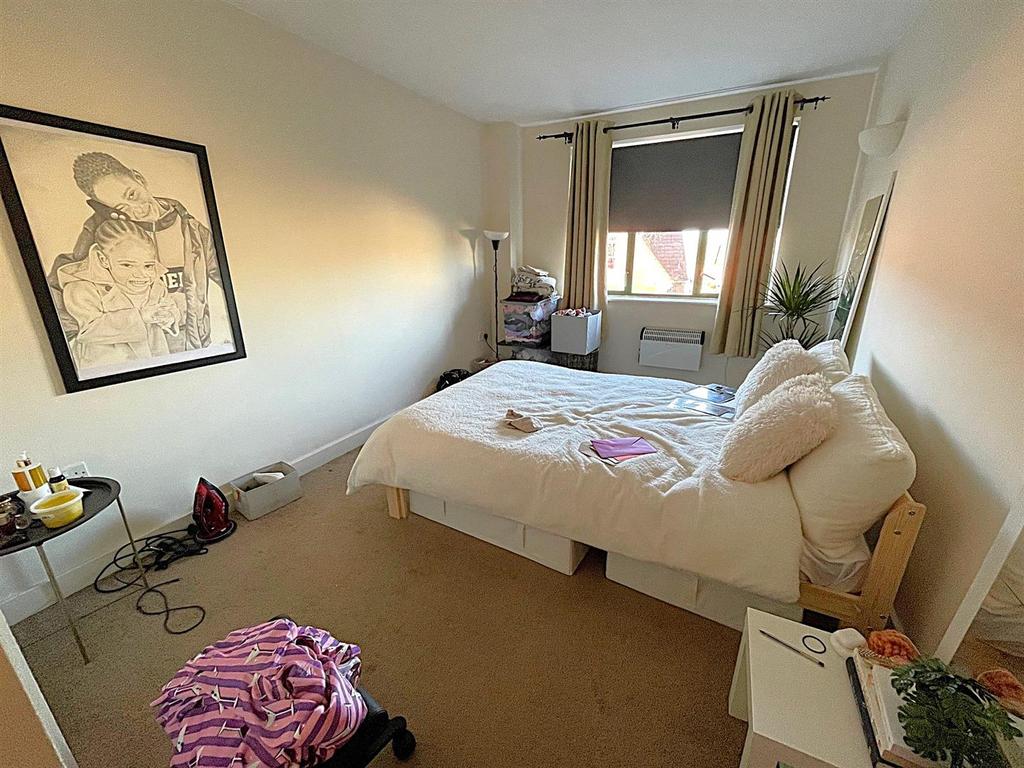 Bed 1.jpg
