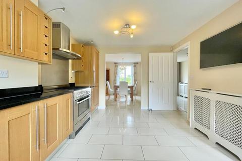 5 bedroom detached house to rent, Greensand View, Woburn Sands