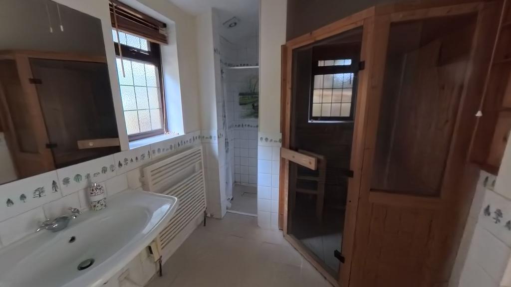 Sauna/Shower Room