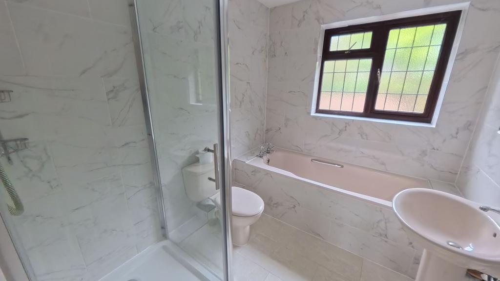 Master En-Suite Bathroom