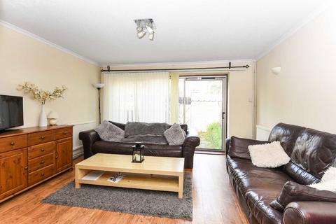 3 bedroom terraced house to rent, Willow Tree Close, London SW18