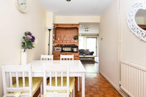 3 bedroom terraced house to rent, Willow Tree Close, London SW18