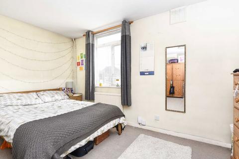 3 bedroom terraced house to rent, Willow Tree Close, London SW18