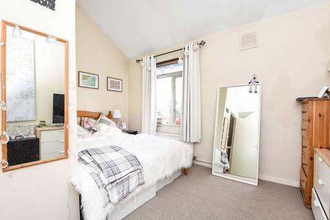 3 bedroom terraced house to rent, Willow Tree Close, London SW18