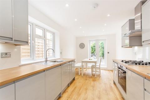 4 bedroom terraced house to rent, Bow Common Lane, Mile End, E3