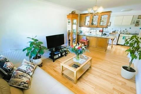2 bedroom apartment for sale, Manor Court Road, London W7