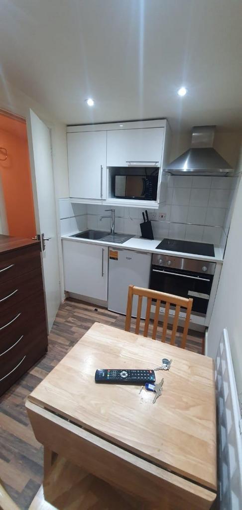 Chatsworth-road-nw2-4bl-981548