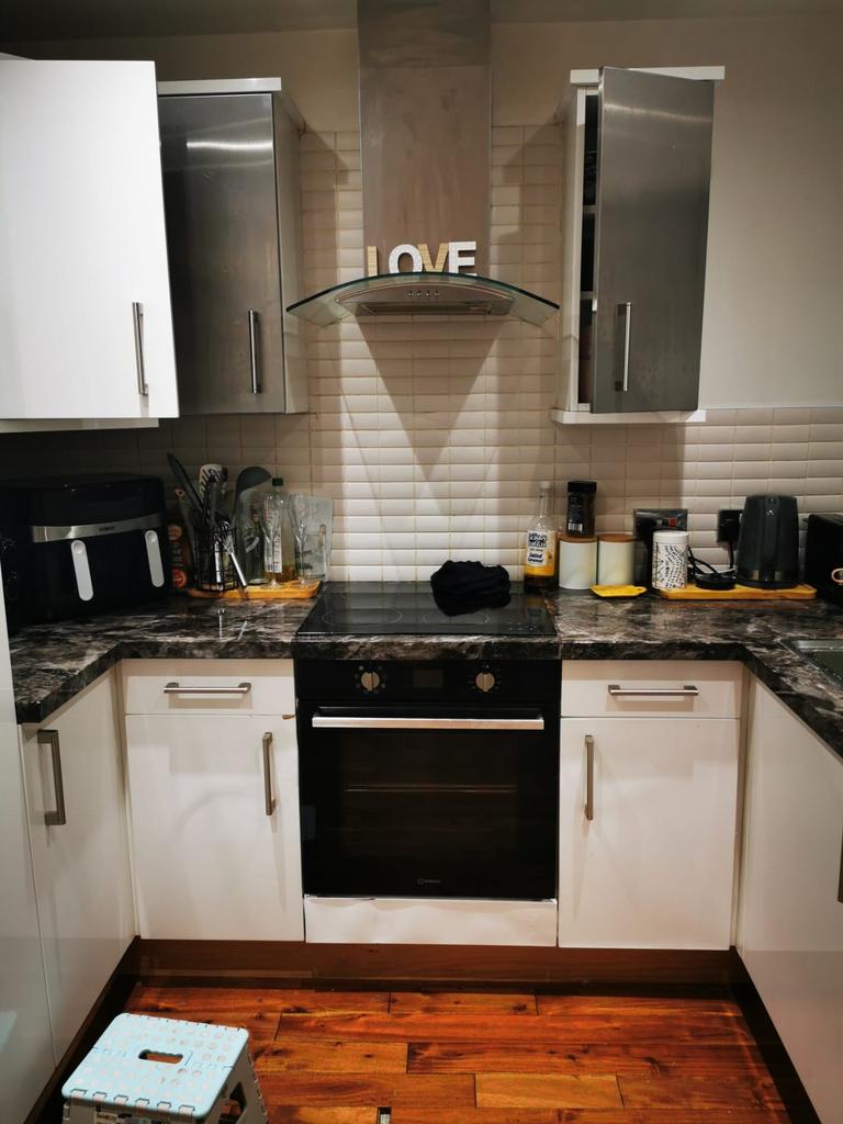Modern fitted kitchen with marble-effect workto...