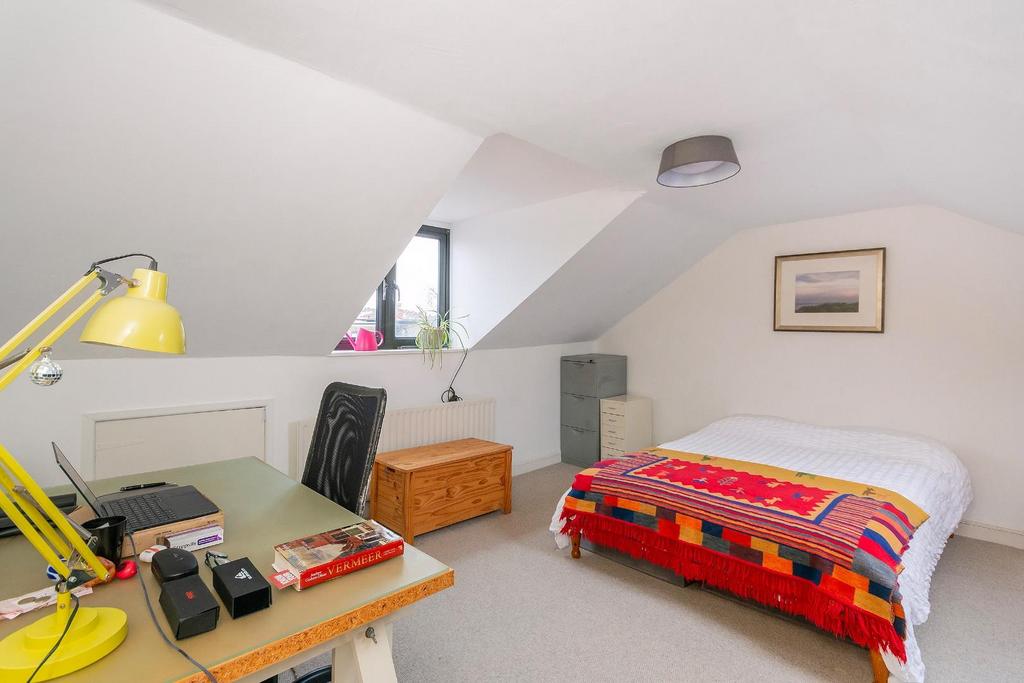 1 H1 RKE - Bedroom L.jpg