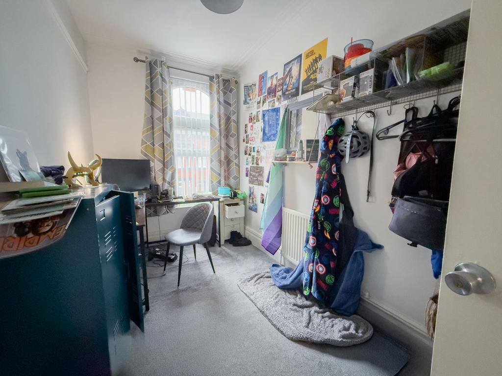 Bright single bedroom with a windowed alcove, f...