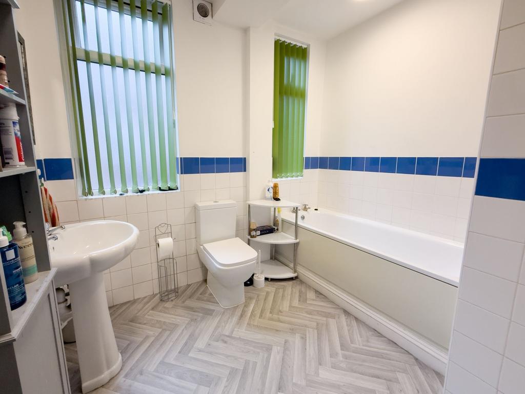 Bright, well-maintained bathroom with a full-le...