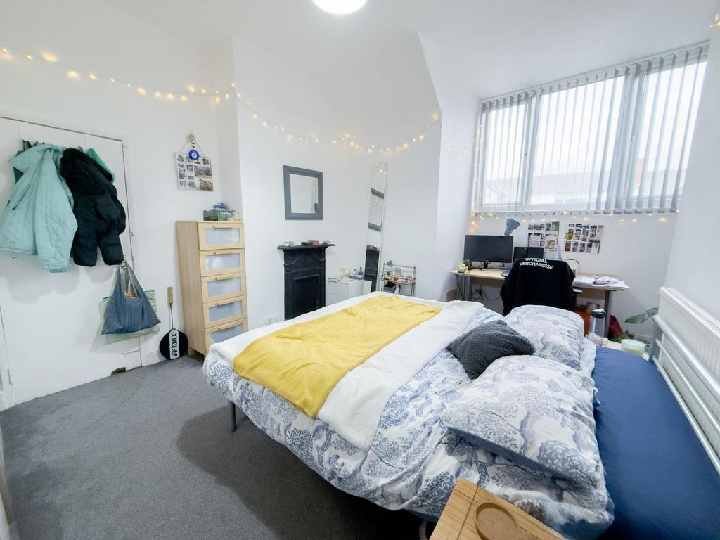 Bright, neatly presented double bedroom with a ...