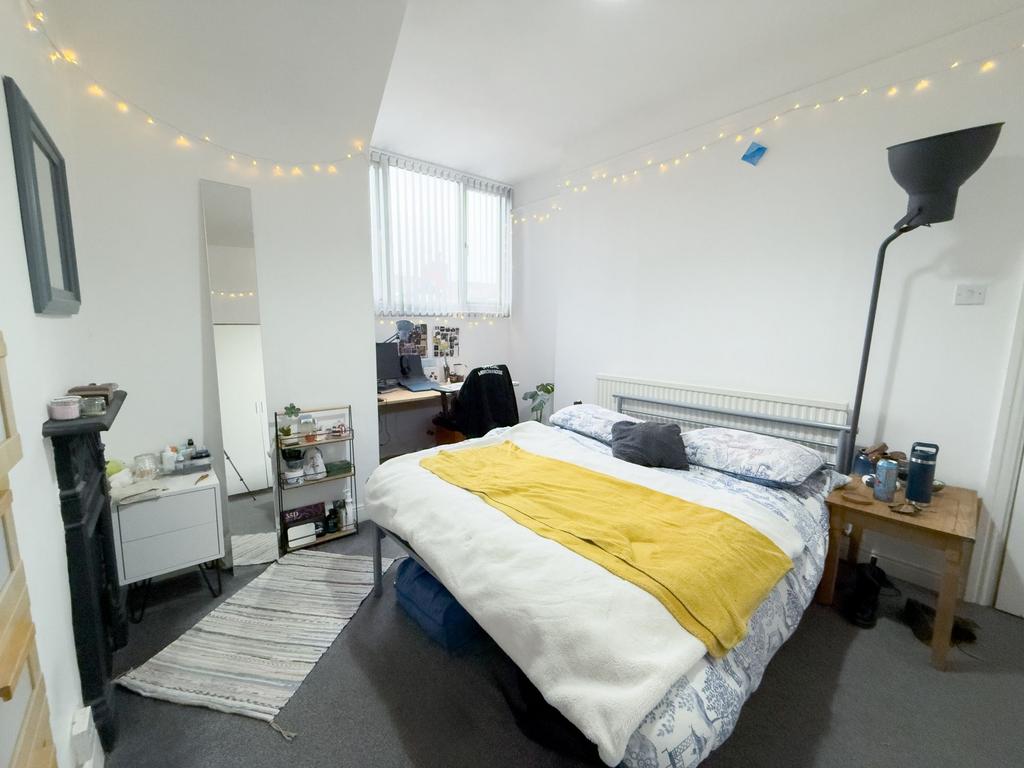 Bright, neatly styled double bedroom with a coz...
