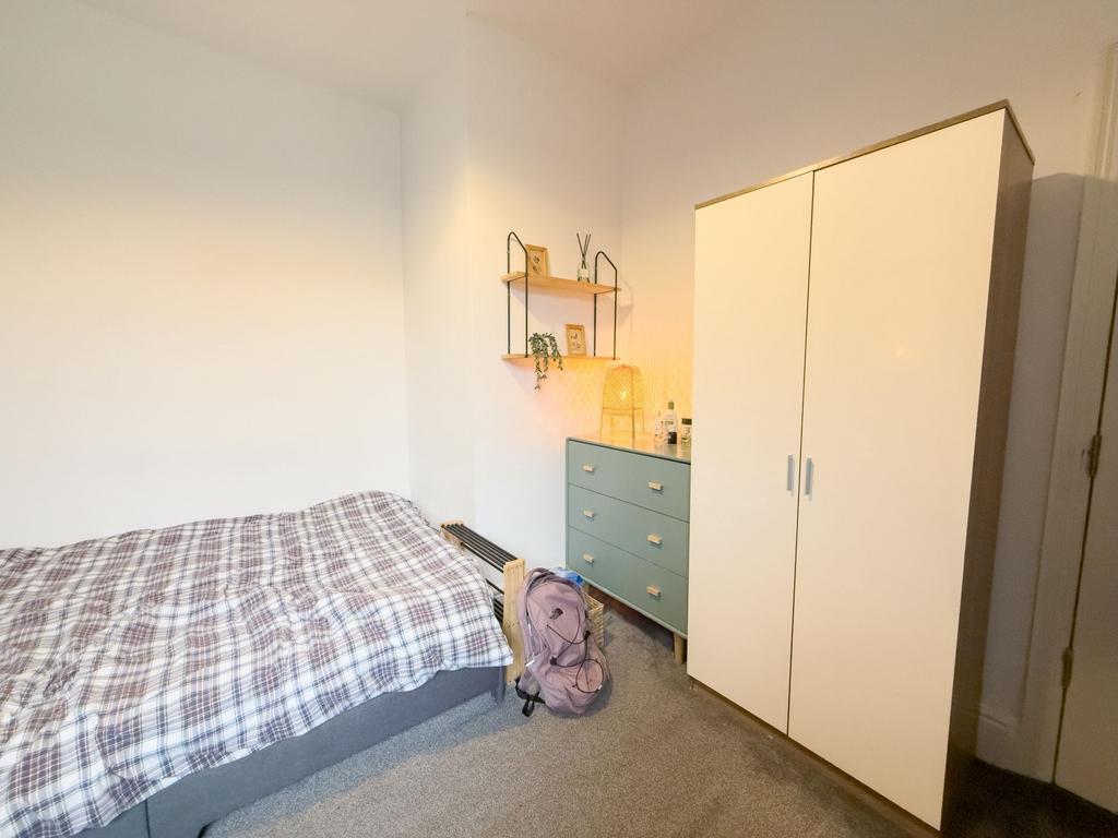 Bright, tidy double bedroom with a comfortable ...
