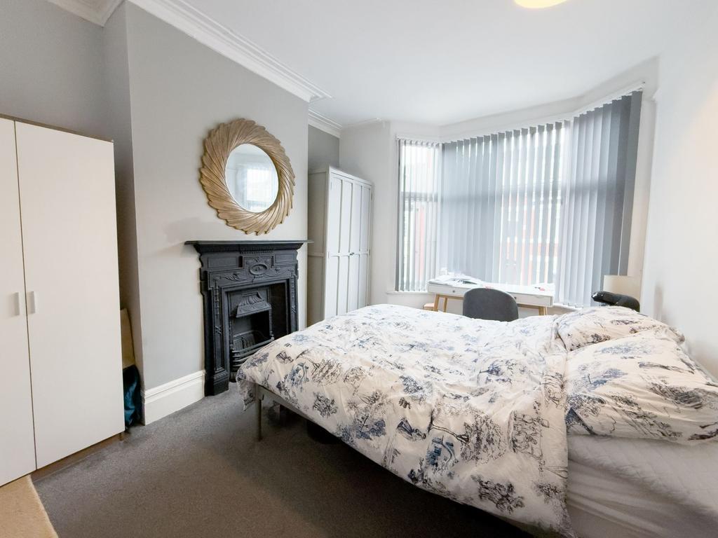 Bright double bedroom with a large bay window a...