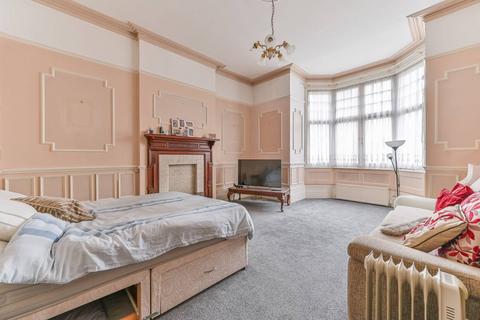 6 bedroom semi-detached house for sale, St Helens Crescent, Norbury, London, SW16