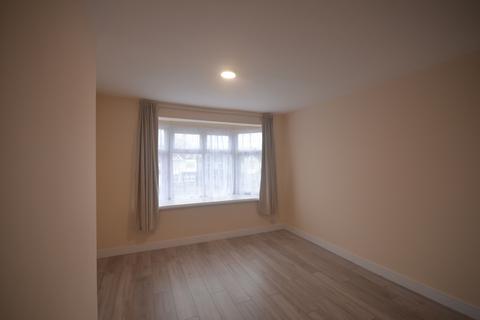 3 bedroom flat to rent, Ilford, IG4