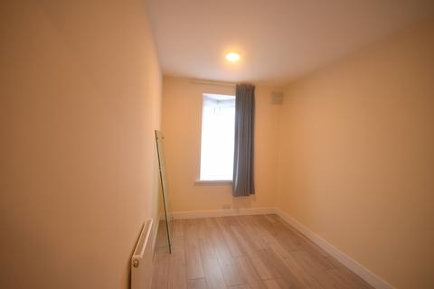 3 bedroom flat to rent, Ilford, IG4
