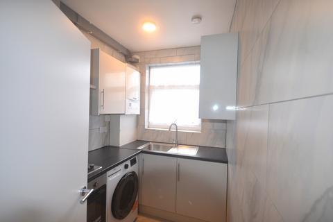 3 bedroom flat to rent, Eastern Avenue, Ilford, IG4