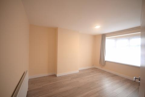 3 bedroom flat to rent, Eastern Avenue, Ilford, IG4