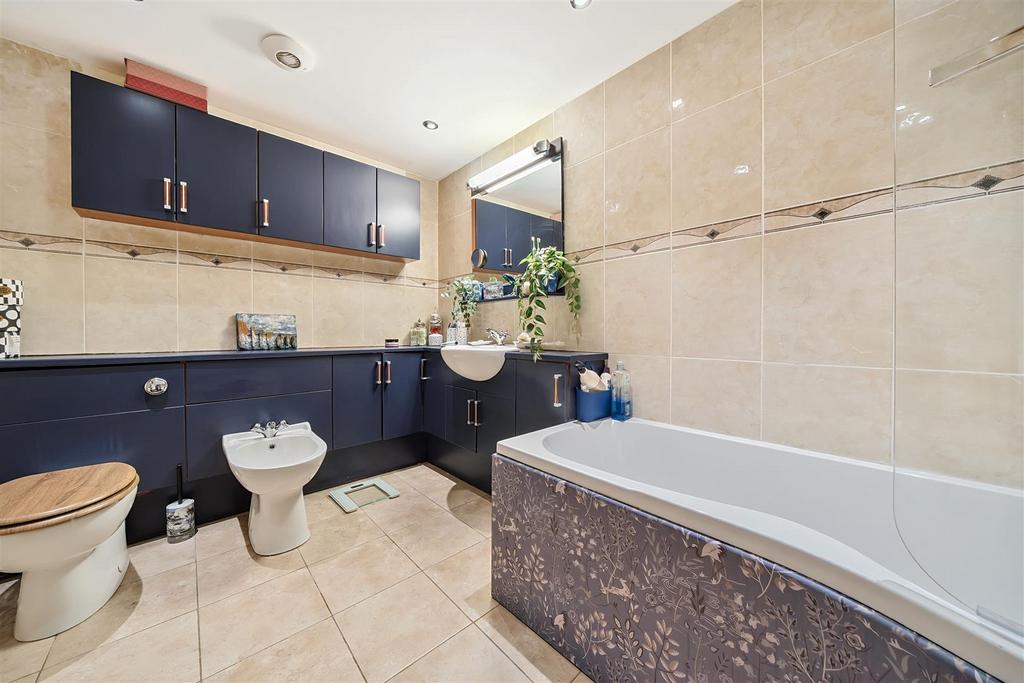 En-suite to Master Bedroom