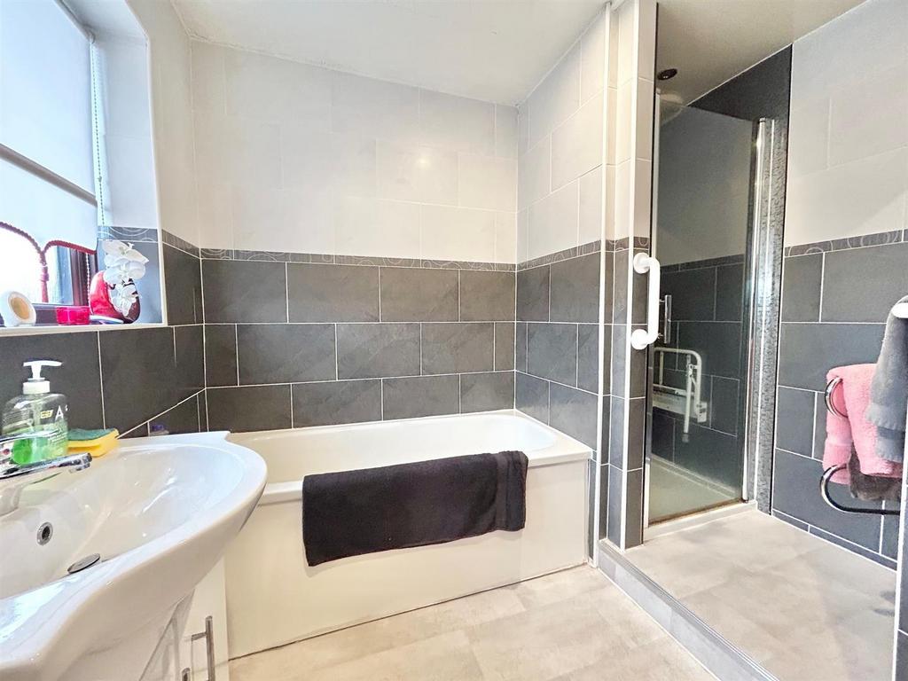 Bathroom 2.jpg