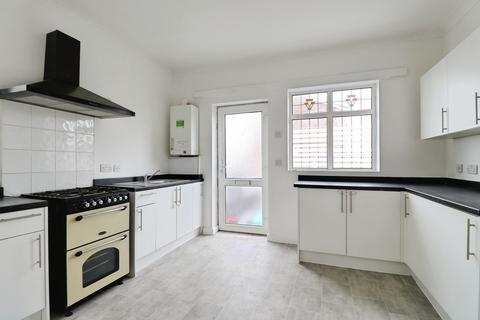 3 bedroom flat to rent, Barnard Road, Leigh-on-sea, SS9