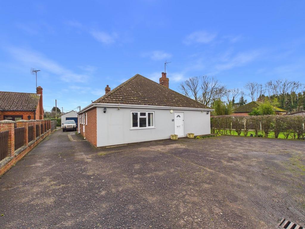 Low Road, King's Lynn PE34 4 bed detached bungalow for sale - £315,000
