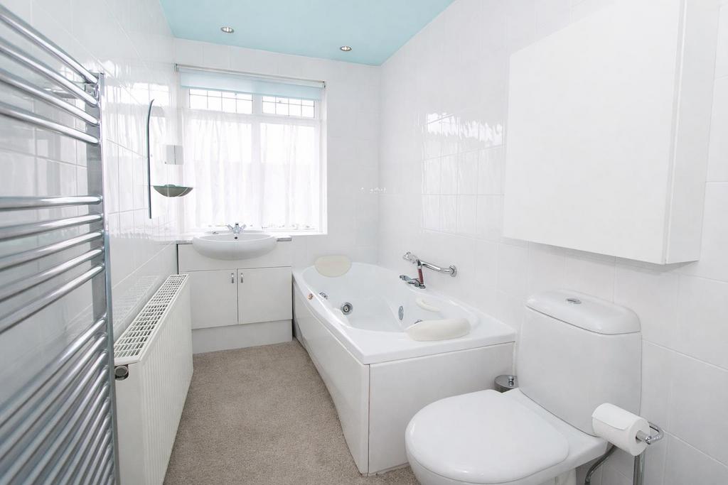 Ensuite.JPG