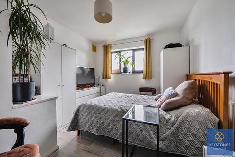 3 bedroom end of terrace house for sale, Melksham Close, Romford, RM3
