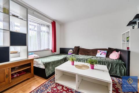 3 bedroom end of terrace house for sale, Melksham Close, Romford, RM3