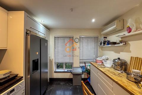 1 bedroom in a house share to rent, Brightlingsea Place, London, E14