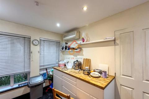 1 bedroom in a house share to rent, Brightlingsea Place, London, E14