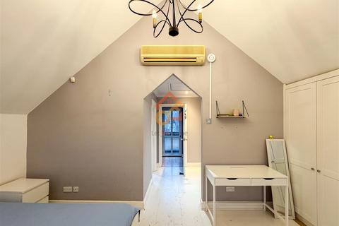 1 bedroom in a house share to rent, House Share-Brightlingsea Place, London, E14