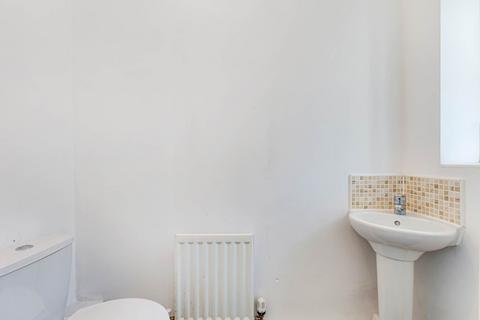 2 bedroom semi-detached house to rent, Greene Way, Salford